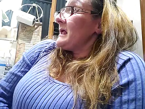 ILUV2TUCHMYKITTY online show from March 19, 7:29 am