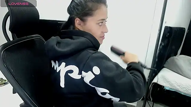 jjulietha95 online show from October 8, 4:32 am