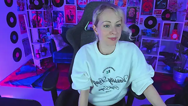 LylithSkye online show from January 25, 12:05 pm