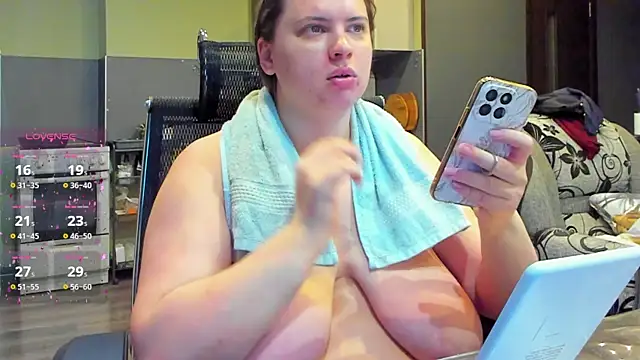 Snapshot of 1lindsey1 chatting on October 13, 2:00 am 1lindsey1 online show from October 13, 2:00 am