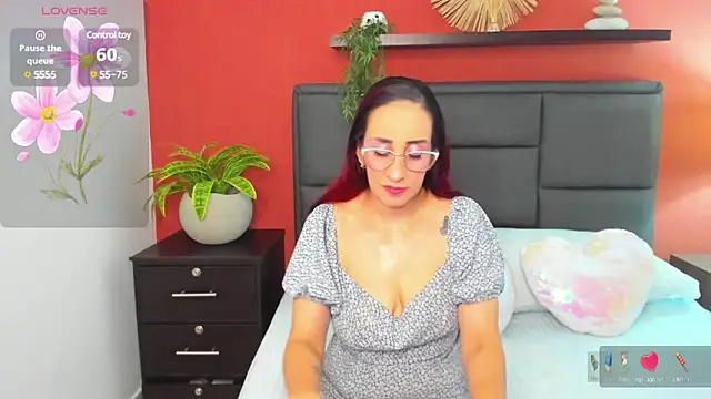 Snapshot of jadde13_ chatting on December 6, 2:35 am jadde13 online show from December 6, 2:35 am