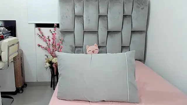 baby-miah online show from February 7, 6:35 am