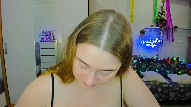 Snapshot of Demure_Smile chatting on December 5, 3:26 am Demure Smile online show from December 5, 3:26 am