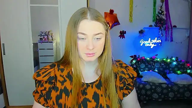 Snapshot of Demure_Smile chatting on December 5, 3:50 pm Demure Smile online show from December 5, 3:50 pm