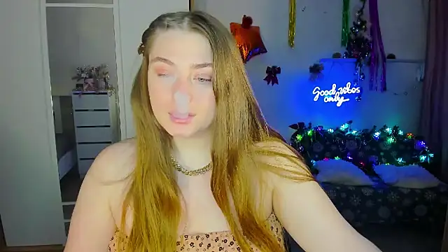 Snapshot of Demure_Smile chatting on December 6, 3:52 am Demure Smile online show from December 6, 3:52 am