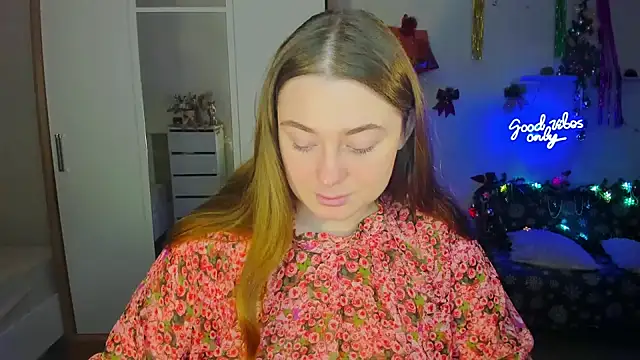 Snapshot of Demure_Smile chatting on December 8, 4:14 am Demure Smile online show from December 8, 4:14 am