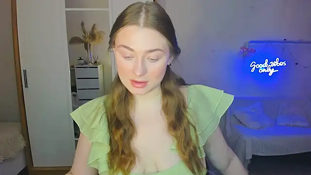 Snapshot of Demure_Smile chatting on February 8, 7:04 am Demure Smile online show from February 8, 7:04 am