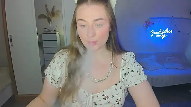 Snapshot of Demure_Smile chatting on February 9, 7:16 am Demure Smile online show from February 9, 7:16 am