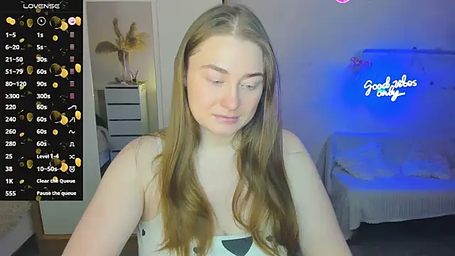 Snapshot of Demure_Smile chatting on February 13, 4:54 am Demure Smile online show from February 13, 4:54 am