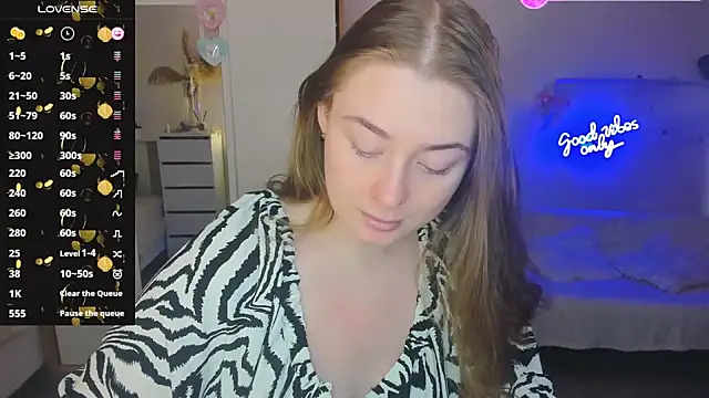 Snapshot of Demure_Smile chatting on February 21, 5:02 am Demure Smile online show from February 21, 5:02 am