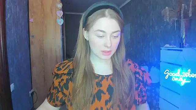 Snapshot of Demure_Smile chatting on February 26, 6:04 am Demure Smile online show from February 26, 6:04 am