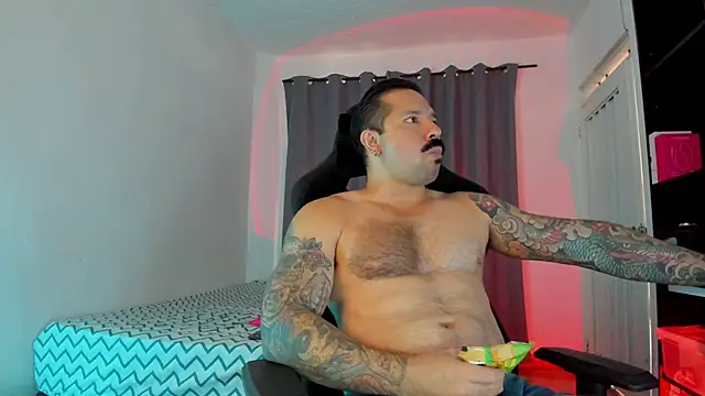 Snapshot of FreeLoveCouple chatting on December 2, 3:18 pm FreeLoveCouple online show from December 2, 3:18 pm