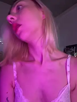 Snapshot of _urbestie_ chatting on June 19, 10:24 pm urbestie online show from June 19, 10:24 pm