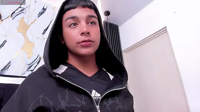 Snapshot of Seductivo_jr chatting on December 5, 4:21 am Seductivo jr online show from December 5, 4:21 am