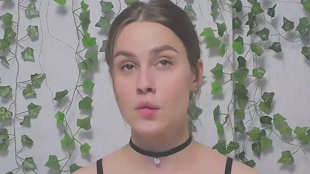 Snapshot of MiaNell chatting on February 28, 9:23 pm MiaNell online show from February 28, 9:23 pm