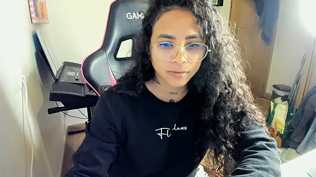 Snapshot of Ama_music chatting on October 31, 9:43 am Ama music online show from October 31, 9:43 am