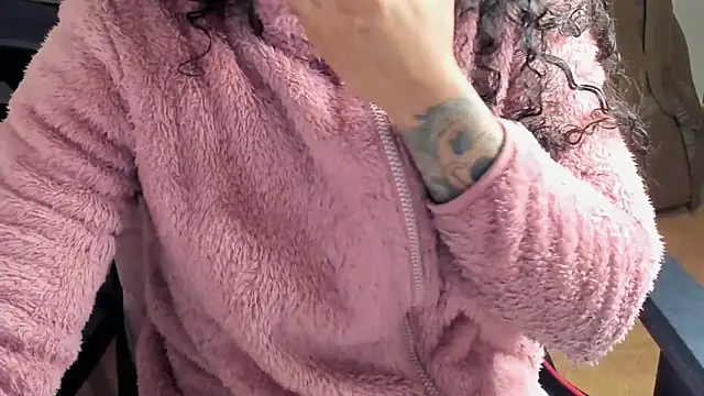 Snapshot of Ama_music chatting on November 19, 2:06 pm Ama music online show from November 19, 2:06 pm