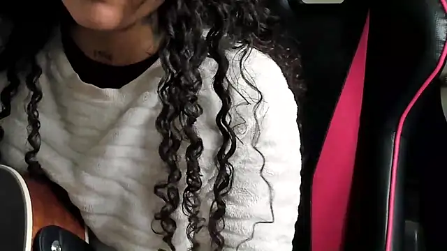 Snapshot of Ama_music chatting on December 1, 11:04 am Ama music online show from December 1, 11:04 am