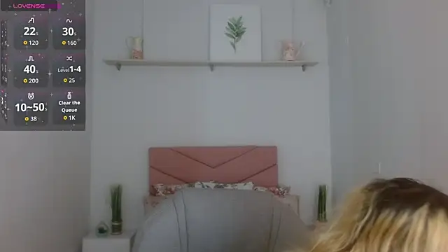 Snapshot of april_bunnyy chatting on October 14, 1:34 pm april bunnyy online show from October 14, 1:34 pm