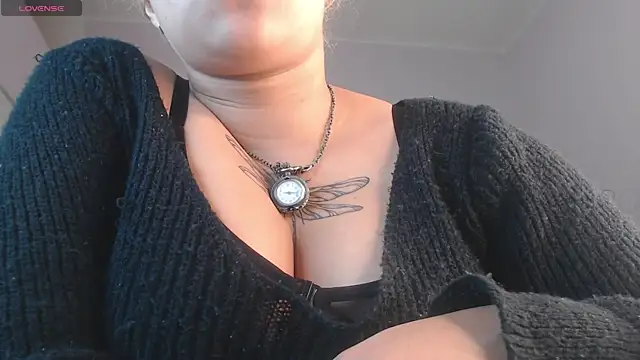 Snapshot of april_bunnyy chatting on October 25, 9:20 pm april bunnyy online show from October 25, 9:20 pm