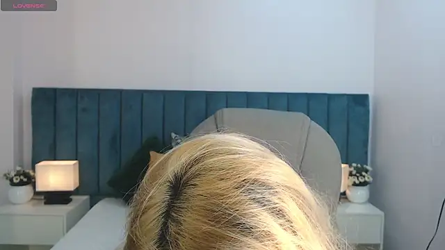 Snapshot of april_bunnyy chatting on November 15, 7:43 pm april bunnyy online show from November 15, 7:43 pm