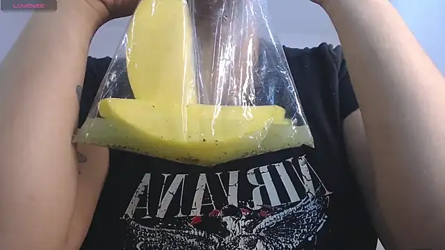 Snapshot of april_bunnyy chatting on November 21, 5:44 pm april bunnyy online show from November 21, 5:44 pm