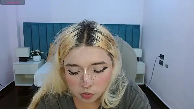 Snapshot of april_bunnyy chatting on July 2, 8:59 pm april bunnyy online show from July 2, 8:59 pm