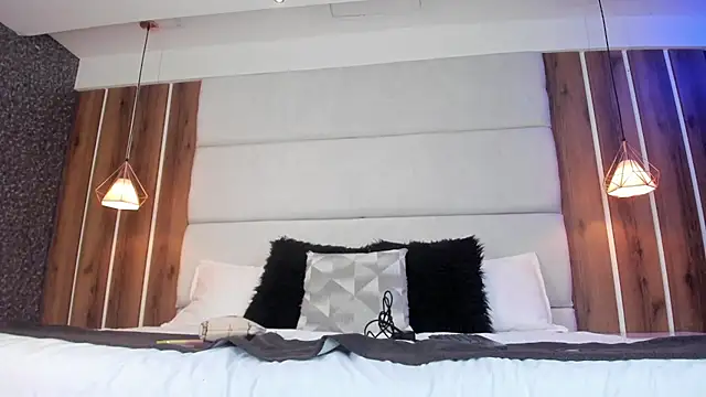 Larabrooks online show from August 1, 7:13 pm