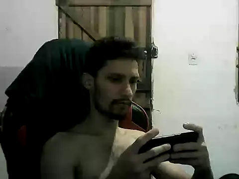 Snapshot of LucasMarcelo85 chatting on December 8, 9:35 am LucasMarcelo85 online show from December 8, 9:35 am