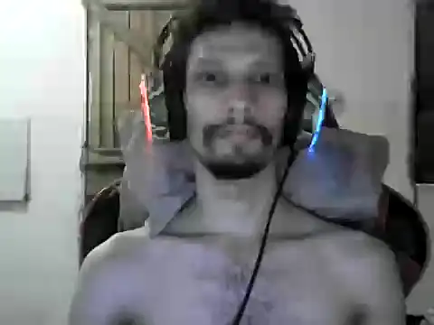 Snapshot of LucasMarcelo85 chatting on January 10, 10:50 am LucasMarcelo85 online show from January 10, 10:50 am