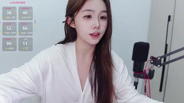 Snapshot of Hazel-11 chatting on February 7, 1:43 pm Hazel-11 online show from February 7, 1:43 pm