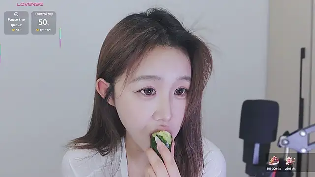 Snapshot of Hazel-11 chatting on February 19, 1:50 pm Hazel-11 online show from February 19, 1:50 pm