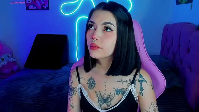 adri tom44 online show from December 4, 2:42 am