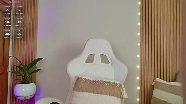 EmilyRive online show from November 3, 9:05 pm