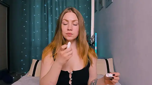 InsatiableFoxX online show from May 12, 2:47 pm