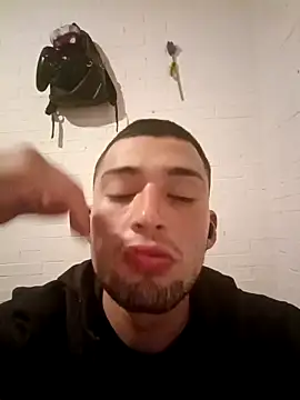 Snapshot of Suggarwhite18CM chatting on December 17, 8:53 am Suggarwhite18CM online show from December 17, 8:53 am