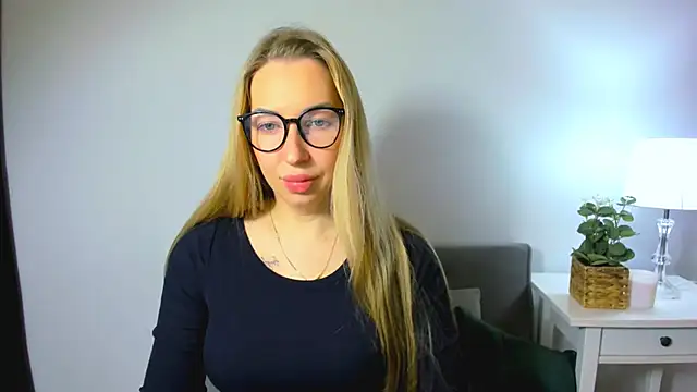 Snapshot of AriaDesire chatting on December 3, 7:38 am AriaDesire online show from December 3, 7:38 am