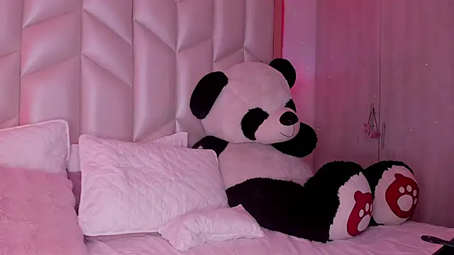 Snapshot of AlhanaRose chatting on February 25, 2:25 am AlhanaRose online show from February 25, 2:25 am