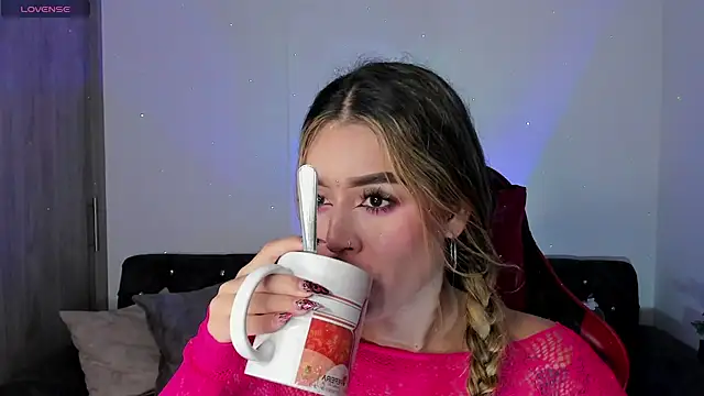 Snapshot of zoee_jackson chatting on November 6, 4:13 am zoee jackson online show from November 6, 4:13 am