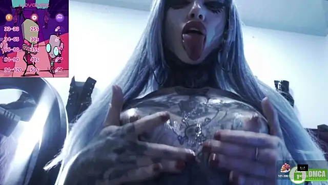 Snapshot of TyphoidMary chatting on November 10, 5:28 am TyphoidMary online show from November 10, 5:28 am