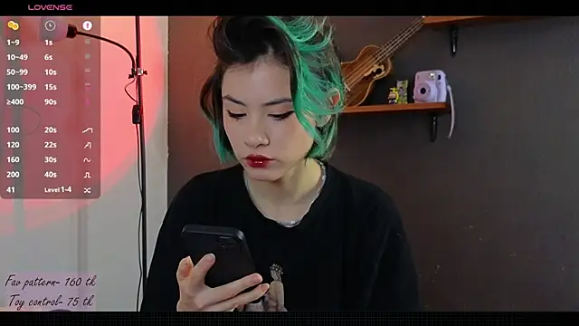 Snapshot of alicekiit chatting on December 3, 5:53 am alicekiit online show from December 3, 5:53 am