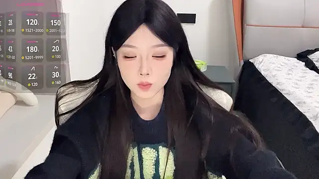 Snapshot of Q-ing chatting on December 10, 5:55 pm Q-ing online show from December 10, 5:55 pm