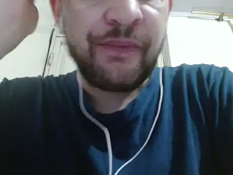 Snapshot of camiloking1720 chatting on December 13, 2:43 am camiloking1720 online show from December 13, 2:43 am