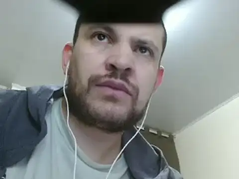 Snapshot of camiloking1720 chatting on February 6, 8:29 am camiloking1720 online show from February 6, 8:29 am