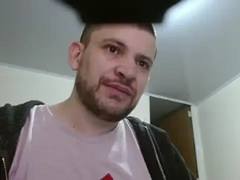 Snapshot of camiloking1720 chatting on February 15, 8:22 pm camiloking1720 online show from February 15, 8:22 pm