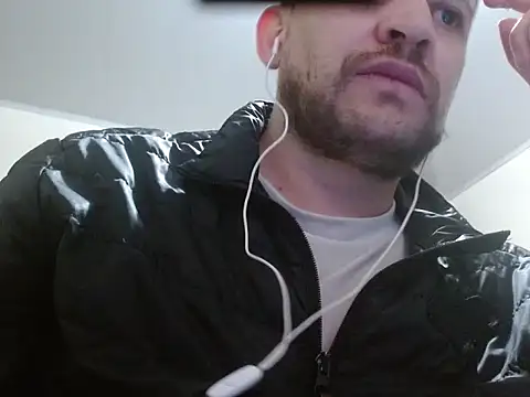 Snapshot of camiloking1720 chatting on November 25, 8:09 pm camiloking1720 online show from November 25, 8:09 pm