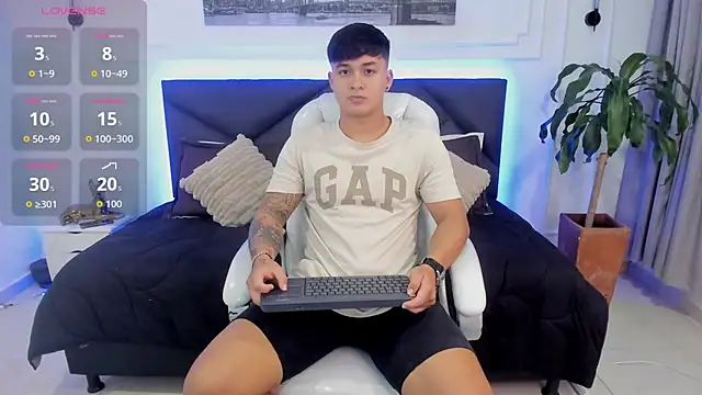 Snapshot of Cristopher_strong chatting on November 2, 9:44 am Cristopher strong online show from November 2, 9:44 am