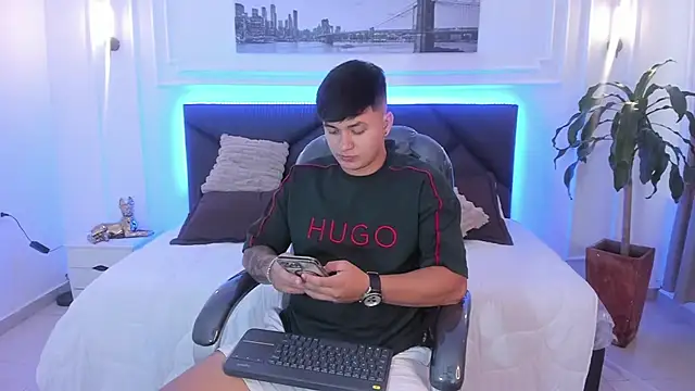 Snapshot of Cristopher_strong chatting on November 30, 2:21 pm Cristopher strong online show from November 30, 2:21 pm