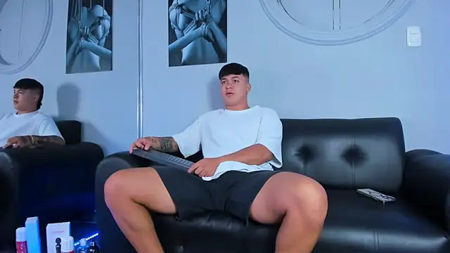 Snapshot of Cristopher_strong chatting on December 2, 10:20 am Cristopher strong online show from December 2, 10:20 am