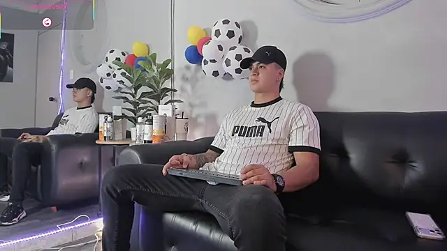Snapshot of Cristopher_strong chatting on June 26, 1:04 pm Cristopher strong online show from June 26, 1:04 pm